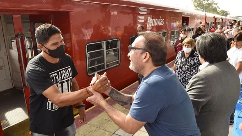 Comenzó a funcionar la remodelada estación de #TierrasAltas. En una jornada muy esperada por todos/as, acompañamos a los vecinos y vecinas que, por primera vez después de mucho tiempo, dejaron atrás la estación provisoria para llegar a una estación renovada. Luis Omar Vivona / @luisvivona.