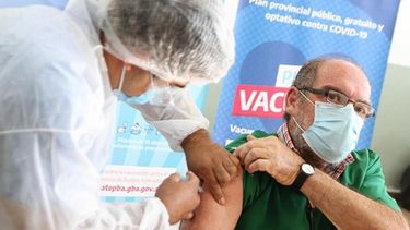 MÁS DOSIS. Quieren apurar los refuerzos mientras la cuarta ola de coronavirus sigue avanzando..