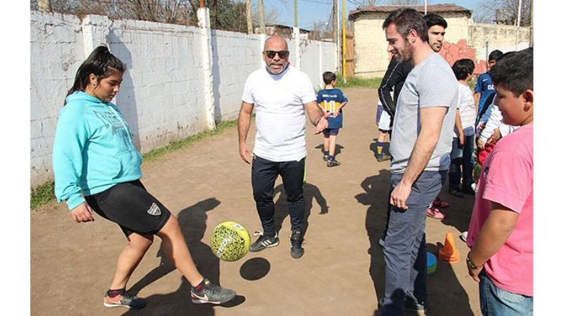 Otra clínica de Chicho. Mauricio Serna brindó una clínica de fútbol en Unión de Derqui, en su segunda experiencia dentro de nuestro distrito. Chicho condujo una jornada enfocada en los chicos, donde a los ejercicios les agregó secretos de su experimentada carrera internacional. Llegó con el precandidato a concejal por Unidad Ciudadana, Federico Achával..