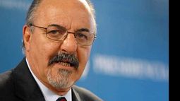 SELLADOS. El ministro de Trabajo, Carlos Tomada, firmó acuerdos con seis gremios..