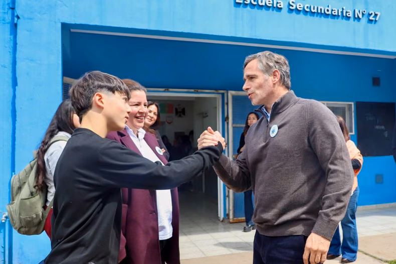 SALUDO. Federico Achával hizo el anuncio junto a la comunidad educativa.