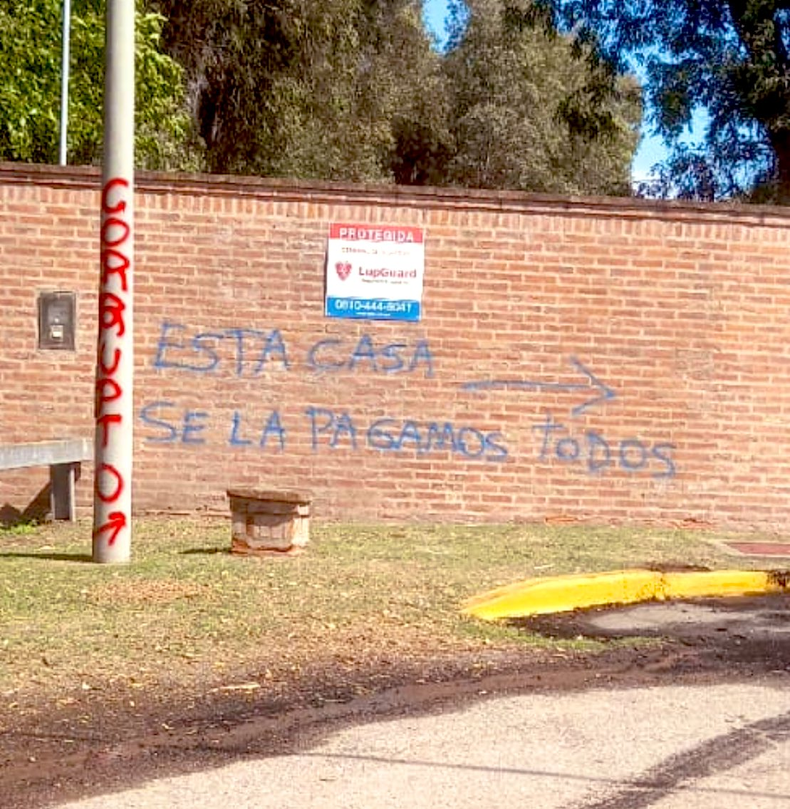 "Esta casa la pagamos todos", la pintada que dejaron los manifestantes en Indio Cua.