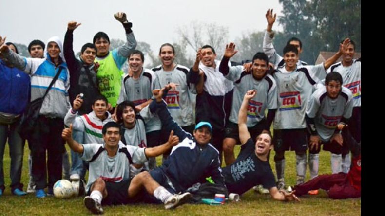 El festejo de los jugadores de Flecha tras la clasificación a cuartos de final..
