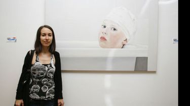 Bianca Tessore, junto a su obra, que terminó llevándose el premio mayor del concurso de TelViso..