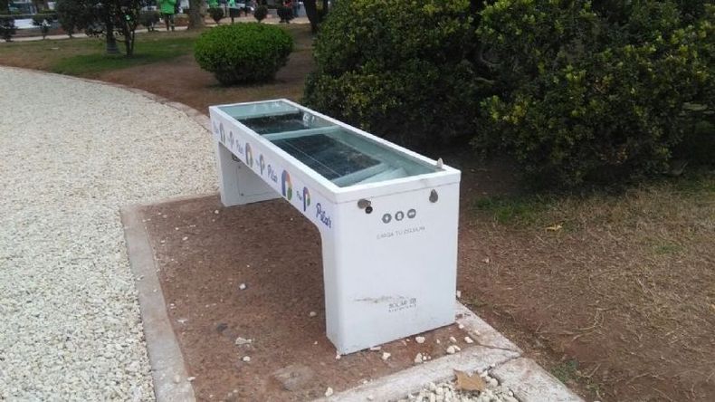 MODERNIZACIÓN. El banco inteligente en el que se puede cargar el celular..