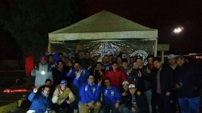 NO TIENE FIN. La protesta continúa. Ayer estuvieron acampando toda la noche..