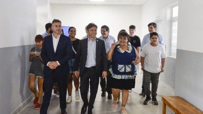 RECORRIDA. Achával y Kicillof presentaron la nueva escuela junto a alumnos, docentes y vecinos..