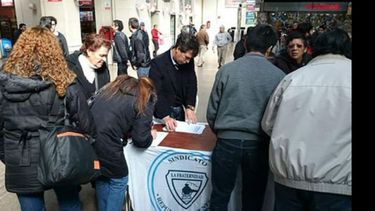 FIRMAS. En Retiro, trabajadores y usuarios se oponen al recorte..