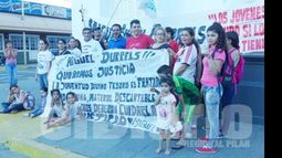 NO BAJAN LOS BRAZOS. Familiares acompañados por agrupaciones..