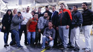 GRUPO. Los candidatos posaron con los trabajadores tras la recorrida..