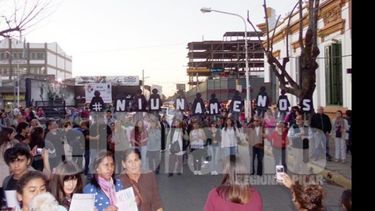 #NiUnaMenos. La marcha recorrió las calles alrededor de la plaza..