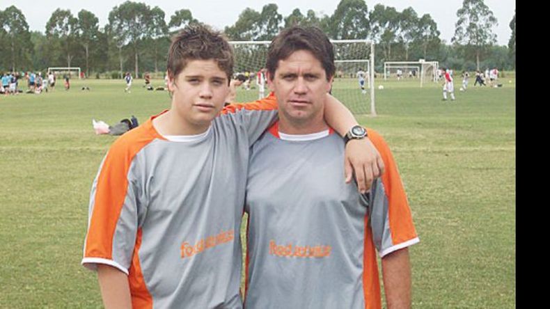 El Mono Galera, con su hijo Agustín. “El fútbol es mi cable a tierra”, expresó..