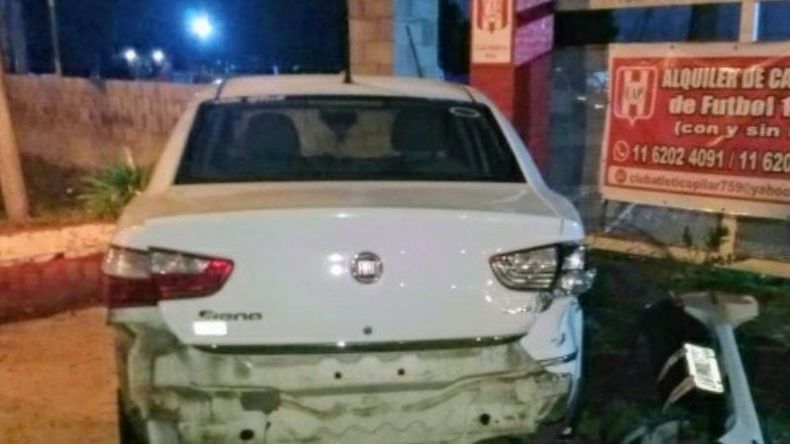 El auto involucrado en el choque es un Fiat Siena. .