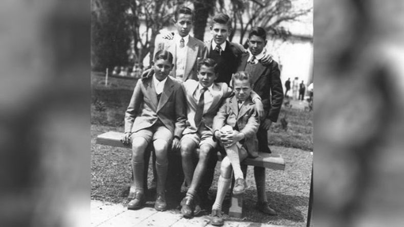 De rigurosa corbata, este grupo de amigos posa para la cámara en un banco de la plaza 12 de Octubre, año 1952. Para el pantalón largo les faltaban algunos años..