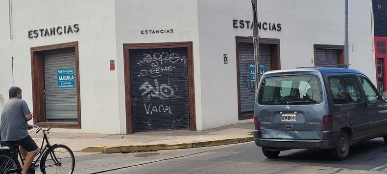 CORTINAS BAJAS. Local cerrado a una cuadra de la plaza de Pilar.