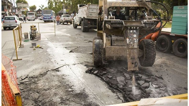 ROMPÉ. Las obras comenzaron por la calle San Martín..