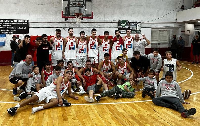 Sportivo Pilar con su indumentaria rememorando al equipo de la Liga B de 1993.