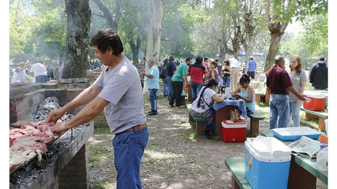 DISFRUTE. El asado infaltable en el Día del Trabajador Municipal..