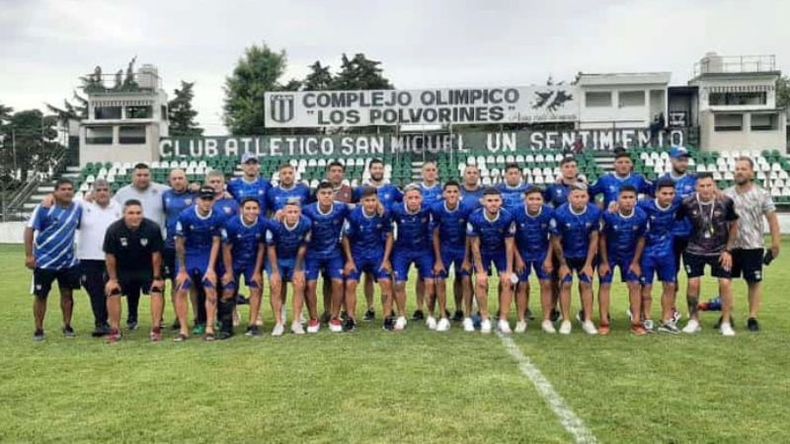 DE LOCAL. El equipo de Deportivo Metalúrgico en la cancha de San Miguel. (Foto Mario Cacerez).