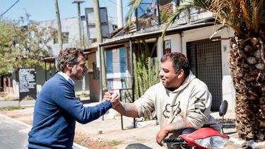 SALUDOS. Federico Achával dialogó con los vecinos de la calle Chile.