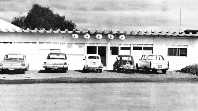 Puerta de entrada del laboratorio LAPSA, especializado en la producción de vacunas. La imagen es de 1980 y el parque automotor muy distinto del actual..