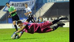 La postal de la noche, Facundo Espíndola ahogando una chance de Fénix..