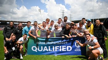 Los Pumas 7s con la bandera de la clasificación a París 2024.