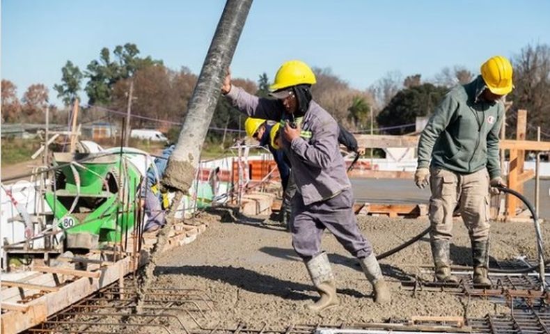 En tiempo de freno a las obras, el polo educativo de Villa Luján sigue en marcha.