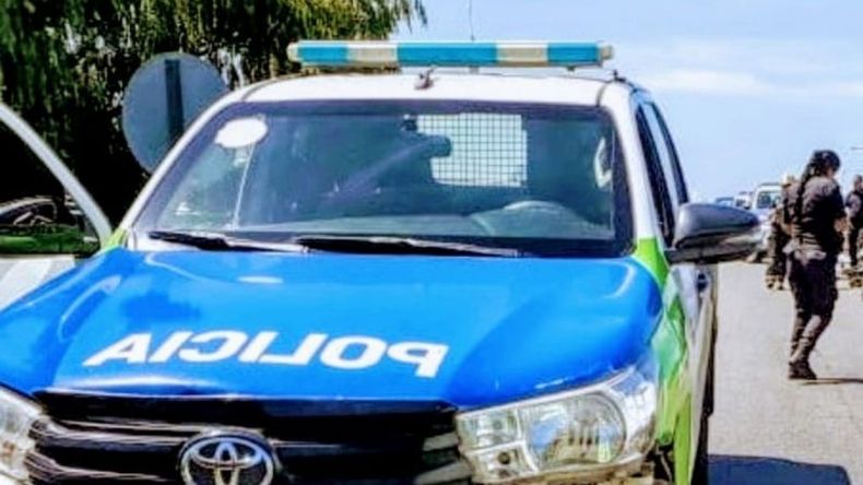 POLICÍA. Debió intervenir en Alfaro y Perú, donde se produjo la pelea. Foto: @juancaimpacto. .