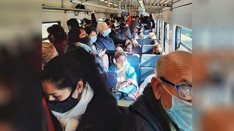 Son las 11.20 hs. Recién subo al San Martín, cancelan trenes y la gente que necesita viajar se amontona y nadie se calienta. Qué mal está todo. Fabio Valenzuela..