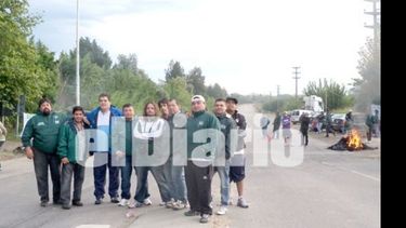 Militantes del sindicato de Camioneros, ayer, en el acceso principal al Parque. El gremio no participó de los bloqueos..