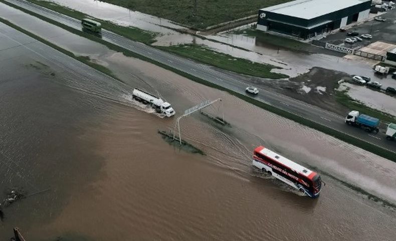 Un micro con pasajeros quedó varado en la ruta 9, a la altura de Zárate.