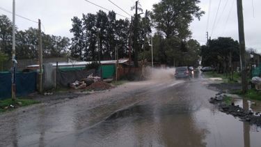 TAPADOS. Los vecinos reclamaron por el agua acumulada en la calle Chacabuco..