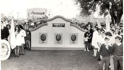 HISTORIA. Inauguración del monumento que recuerda el “Tratado del Pilar”, en la Plaza 12 de Octubre, en el año 1970. Sobre la izquierda, en representación del Instituto Almafuerte, Zulma Manzanares, abanderada, Mónica Castagnino y Coco Arévalo, escoltas..