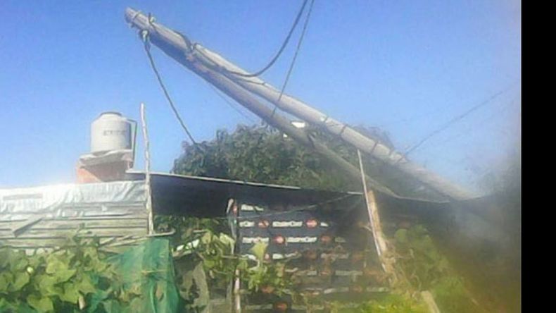 CAÍDA. En Monterrey una vivienda tuvo postes y cables encima durante cuatro días.