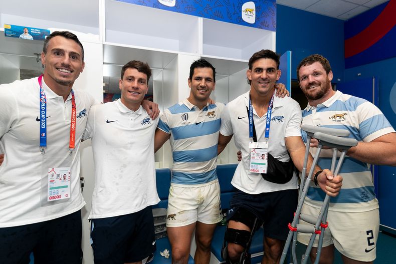 Pablo Matera en muletas abrazado a Matías Moroni en el vestuario Puma.