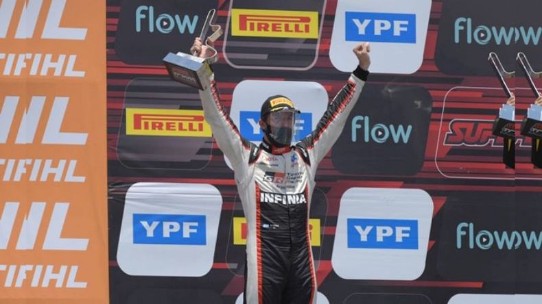 BRAZOS ARRIBA. Rossi festeja desde el podio el 2º puesto en Río Cuarto. FOTO. GUILLERMO CEJAS. .