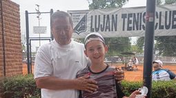 CAMPEÓN. Serafín Sigmaringo con su trofeo junto a su entrenador Luis Aguirre. CAMPEÓN. Serafín Sigmaringo con su trofeo junto a su entrenador Luis Aguirre.