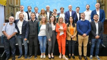 FOTO DE FAMILIA. Axel Kicillof recibió otra vez a los intendentes. Las reuniones se suceden a medida que se acerca el cierre de listas.&nbsp;
