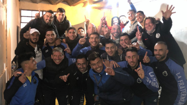 FELICIDAD. La Fraternidad festeja en el vestuario la goleada para ser únicos líderes..