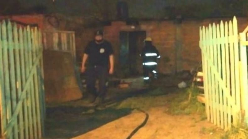 SOCORRISTAS. Bomberos y policías en el lugar del incendio. .