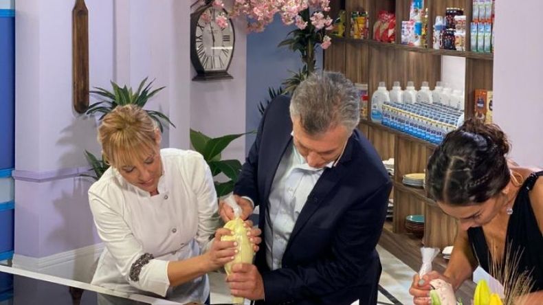 El expresidente fue invitado a decorar los postres preparados por Jimena. .