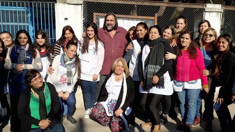 GRUPO. Baradel recorrió la escuela junto a docentes locales..