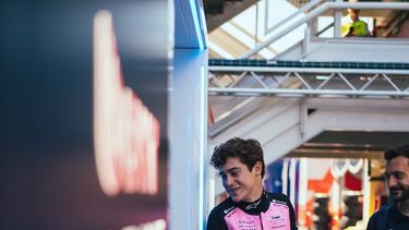 Colapinto en un momento de relax cerca de los boxes de Alpine. Colapinto en un momento de relax cerca de los boxes de Alpine.