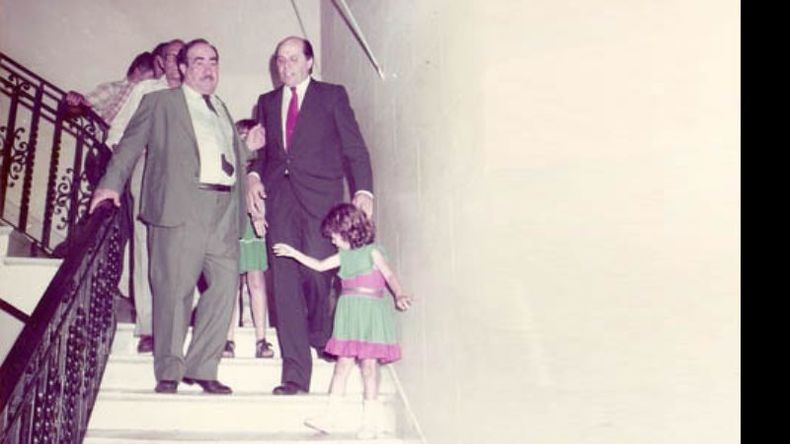 Luis Lagomarsino se apresta a asumir como intendente en 1983, acompañado por Ricardo López Herrero..
