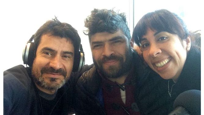 SELFIE EN LA RADIO. Koprivsek (centro.) entrevistado en FM Plaza. .