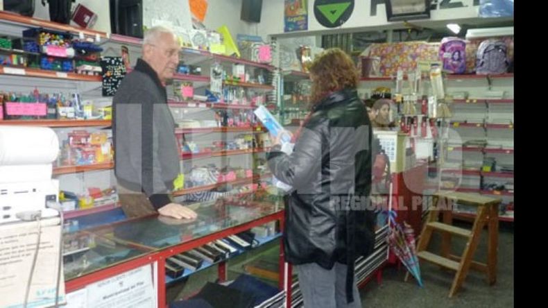 ÚLTIMOS CLIENTES. Beltramo atiende su local, en plena liquidación..
