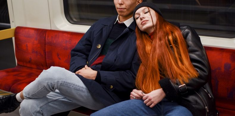 El subte, lugar de siestas en las grandes ciudades. (Freepik).