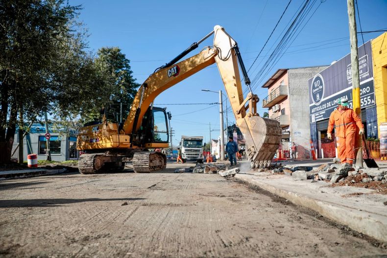 AVANCE. Las máquinas ya están ensanchando la calzada de la ruta 8.