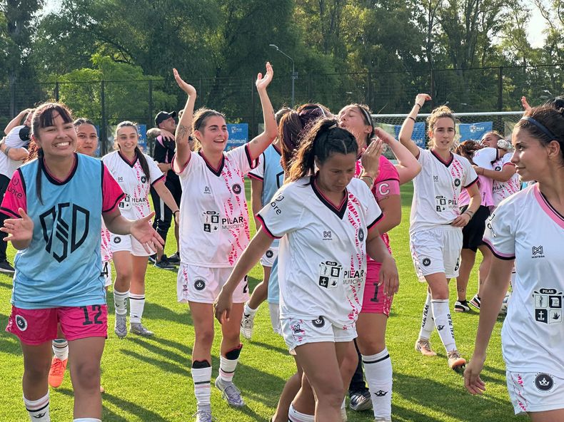 Las Reinas tuvieron una gran presentación en el Estadio Municipal de PIlar.